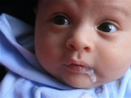 До каква възраст бебето плюе след хранене или когато децата спрат да плюят, както и причините и профилактиката на плюене
