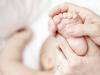 การนวดเท้าสำหรับทารก: ทำไมจึงจำเป็น ทำอย่างไร การนวดเท้าสำหรับเด็กอายุ 1 ปี