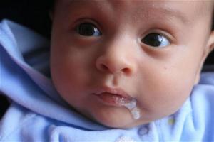 До каква възраст бебето плюе след хранене или когато децата спрат да плюят, както и причините и профилактиката на плюене