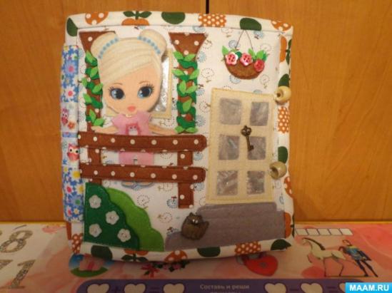 Bábika pod vankúš, materinská láska a domček pre bábiky-kniha pre plstenú bábiku